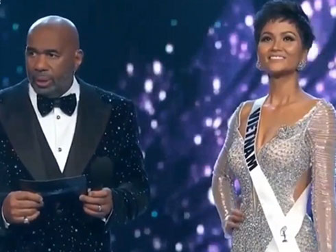 HHen Niê hạnh phúc cầm cao cờ Tổ quốc trên sân khấu chung kết Miss Universe 2018-5