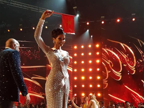 Cận cảnh chiếc váy 3000 viên đá quý như kim cương giúp HHen Niê làm nên kỳ tích-9