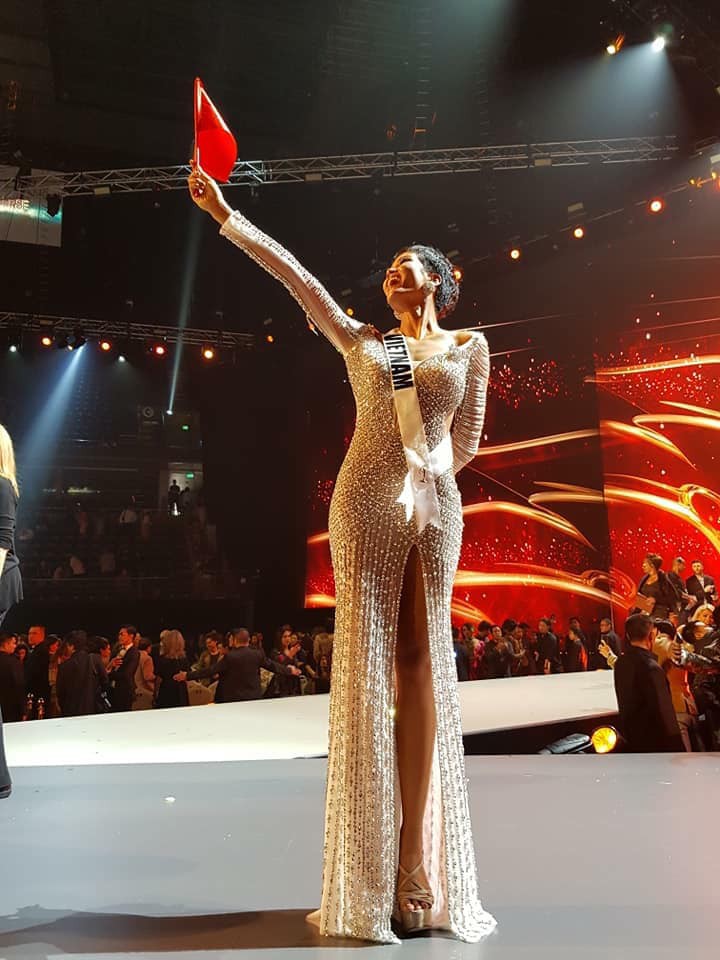 HHen Niê hạnh phúc cầm cao cờ Tổ quốc trên sân khấu chung kết Miss Universe 2018-2