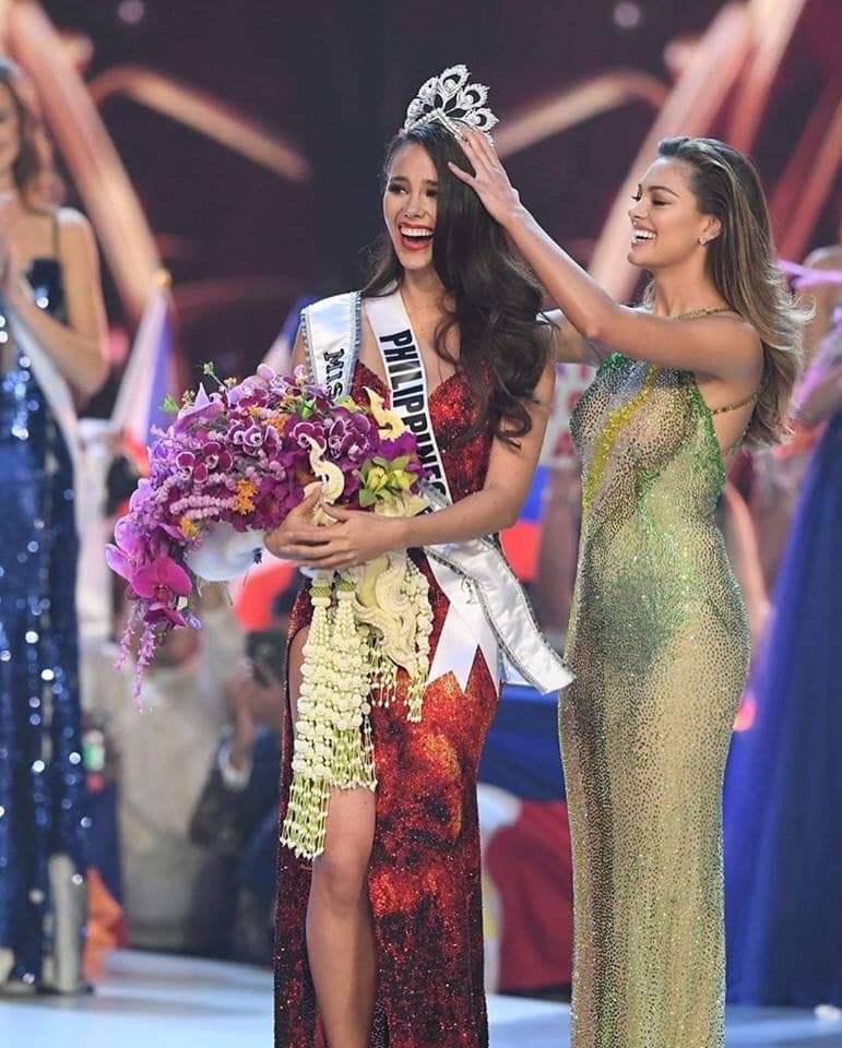 HHen Niê hạnh phúc cầm cao cờ Tổ quốc trên sân khấu chung kết Miss Universe 2018-1