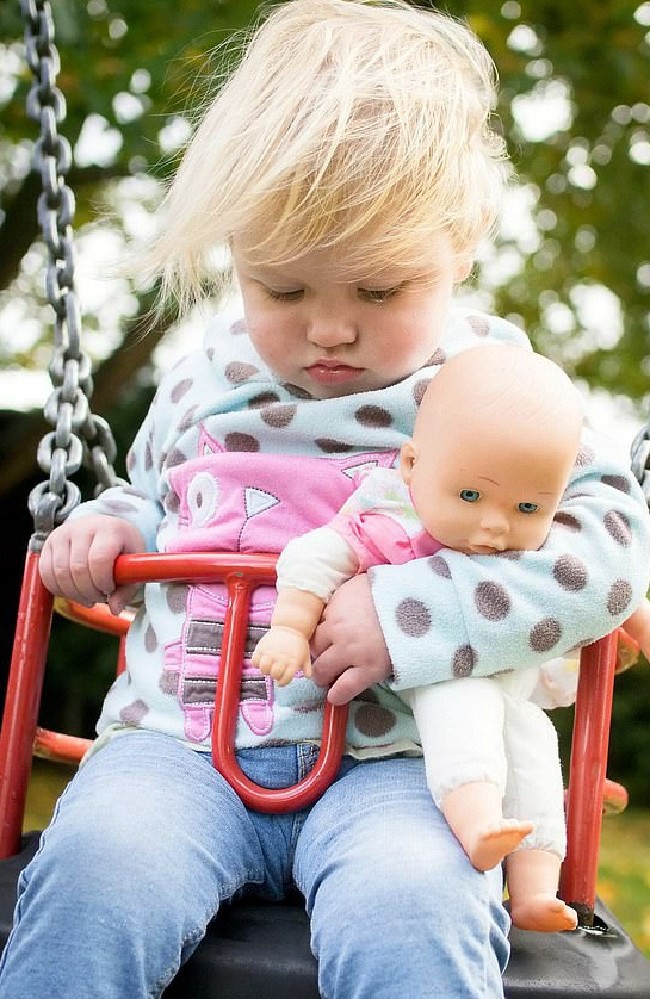 Bố thấy con gái ngủ gật trên ghế đu dễ thương nên chụp ảnh, ngờ đâu đó là dấu hiệu của căn bệnh tử thần-1