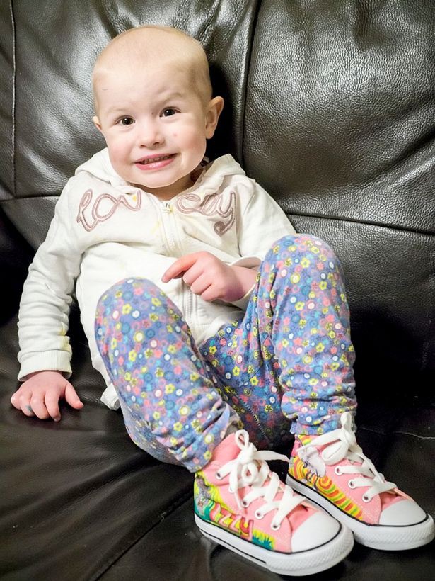 Bố thấy con gái ngủ gật trên ghế đu dễ thương nên chụp ảnh, ngờ đâu đó là dấu hiệu của căn bệnh tử thần-3