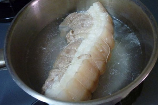 Khi luộc thịt lợn để thơm ngọt, không bị hôi và chín đều lại loại được mọi chất độc cho thêm thứ này vào-2