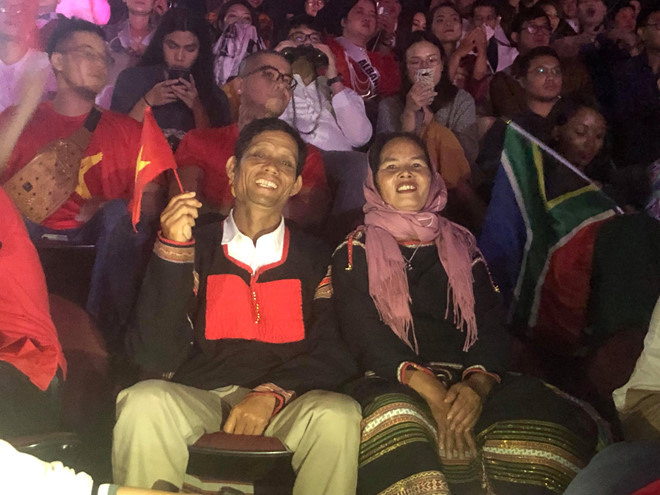 Bố mẹ HHen Niê diện trang phục dân tộc Ê-Đê, ngồi dưới cổ vũ con gái-1