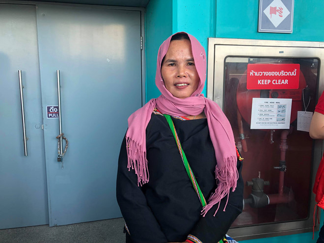 Bố mẹ HHen Niê diện trang phục dân tộc Ê-Đê, ngồi dưới cổ vũ con gái-2