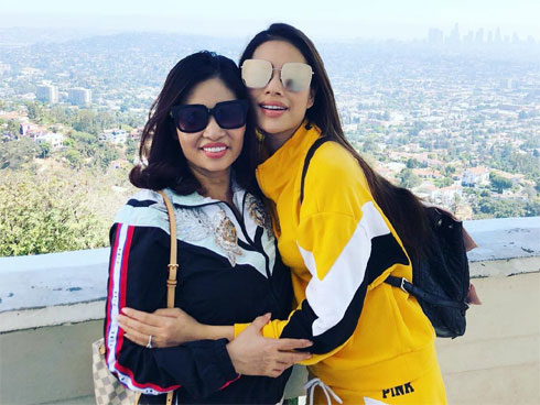 Hoa hậu Phạm Hương lần đầu có ảnh cận cảnh từ khi sang Mỹ, nhưng gương mặt lại gây chú ý-5