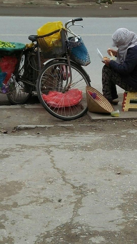 Nhìn người bán hàng rong ăn vội suất cơm hộp bên đường dưới tiết trời 11 độ, bạn nghĩ gì?-2
