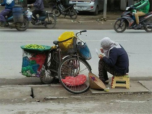 12 người đàn ông mặt lấm lem, ngồi chăm chú xem chung kết AFF Cup - hình ảnh gây xúc động-2