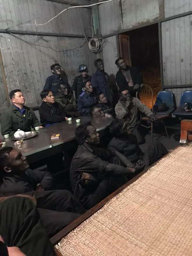 12 người đàn ông mặt lấm lem, ngồi chăm chú xem chung kết AFF Cup - hình ảnh gây xúc động-1