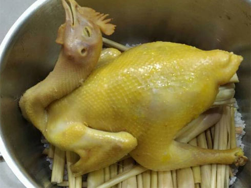 Cách luộc gà thơm ngon, da vàng ươm, không nứt cả nhà đều khen-3