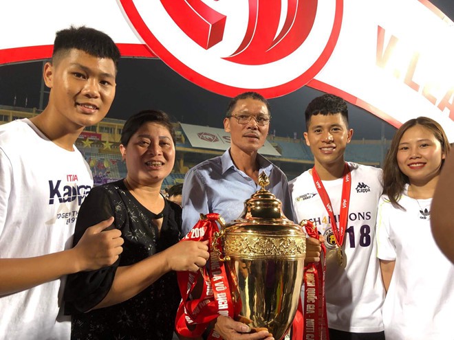 Bố cầu thủ Đình Trọng: ‘Nhà tôi nay làm hơn 20 mâm cỗ mời khách, sắp tới con sẽ sang Hàn Quốc tiểu phẫu-2