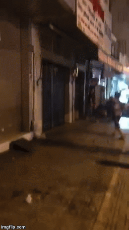 Giữa dòng bão mừng Việt Nam vô địch, nhóm người cầm gậy đập phá nhà bên đường-2