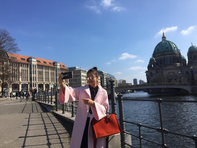 Hoa hậu Phạm Hương lần đầu có ảnh cận cảnh từ khi sang Mỹ, nhưng gương mặt lại gây chú ý-1