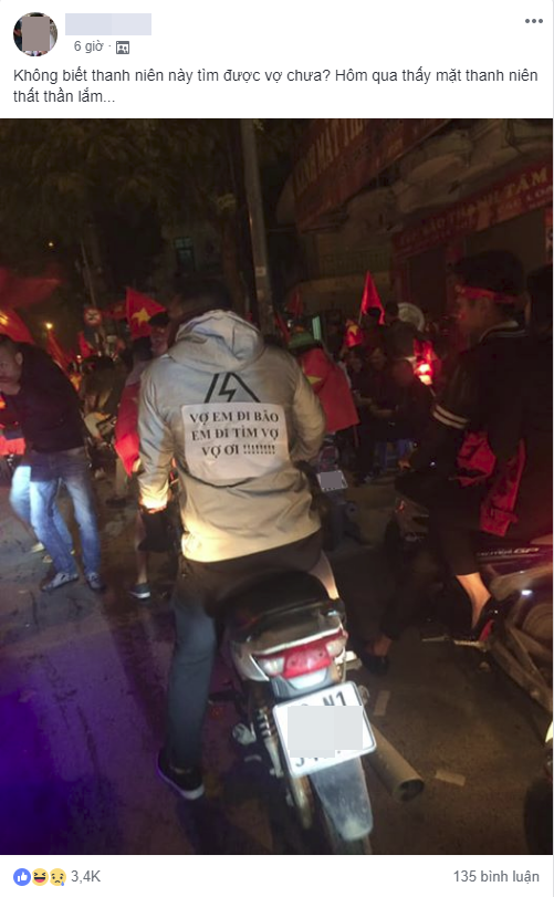 Chàng trai cô đơn giữa dòng người đi bão đêm chiến thắng với mảnh giấy tìm vợ sau lưng khiến ai cũng xúc động-1