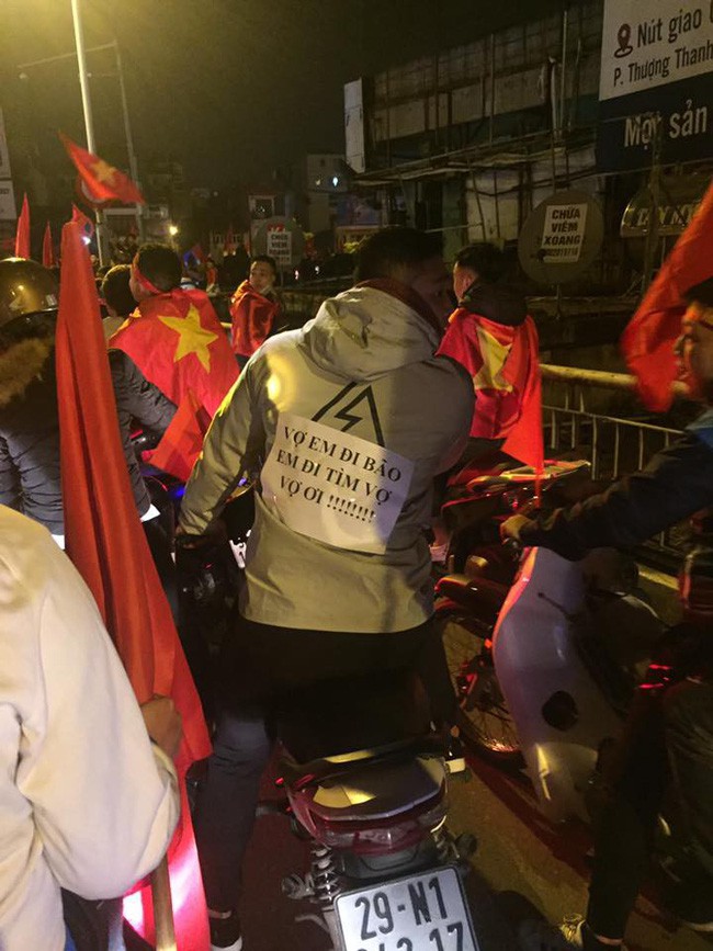 Chàng trai cô đơn giữa dòng người đi bão đêm chiến thắng với mảnh giấy tìm vợ sau lưng khiến ai cũng xúc động-3