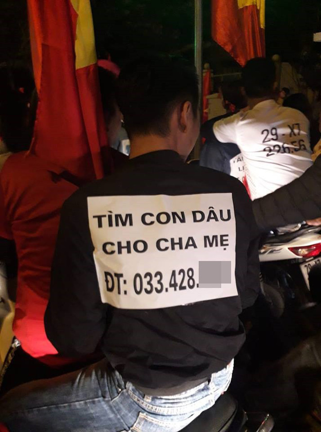 Chàng trai cô đơn giữa dòng người đi bão đêm chiến thắng với mảnh giấy tìm vợ sau lưng khiến ai cũng xúc động-4