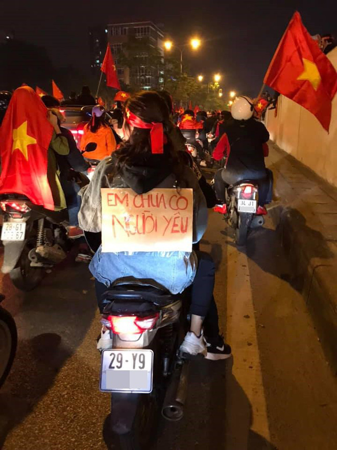 Chàng trai cô đơn giữa dòng người đi bão đêm chiến thắng với mảnh giấy tìm vợ sau lưng khiến ai cũng xúc động-6