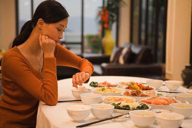 Người phụ nữ bị ung thư dạ dày dù ăn 3 bữa/ngày, thói quen mỗi tối là vấn đề-1