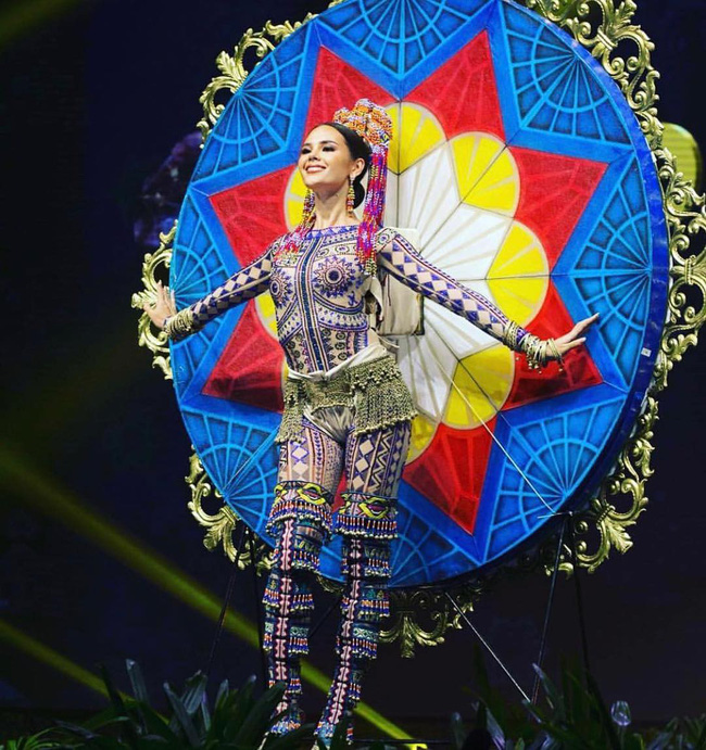 Style của tân Hoa hậu Hoàn vũ Catriona Gray: từ đầu đến cuối đều lộng lẫy như bà hoàng-12