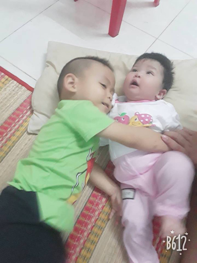 Anh trai 2 tuổi đút cho em ăn, mẹ thấy con ọe tức tốc đưa đi viện và hốt hoảng khi nhìn kết quả X-quang-3