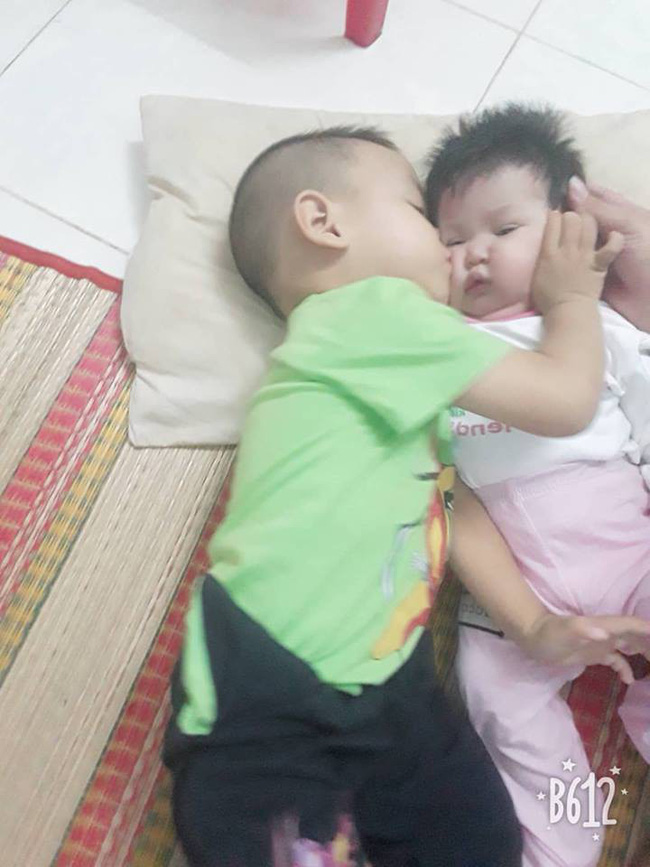 Anh trai 2 tuổi đút cho em ăn, mẹ thấy con ọe tức tốc đưa đi viện và hốt hoảng khi nhìn kết quả X-quang-4