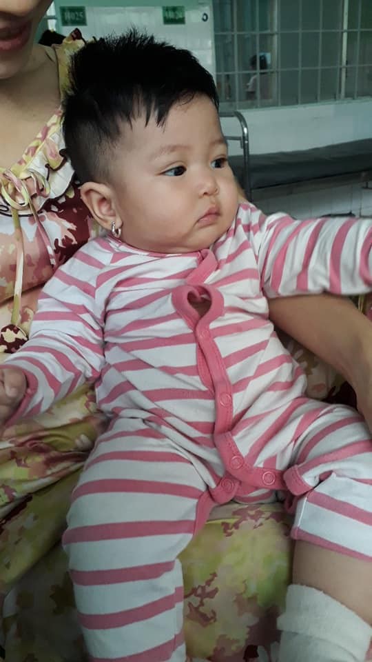 Anh trai 2 tuổi đút cho em ăn, mẹ thấy con ọe tức tốc đưa đi viện và hốt hoảng khi nhìn kết quả X-quang-1