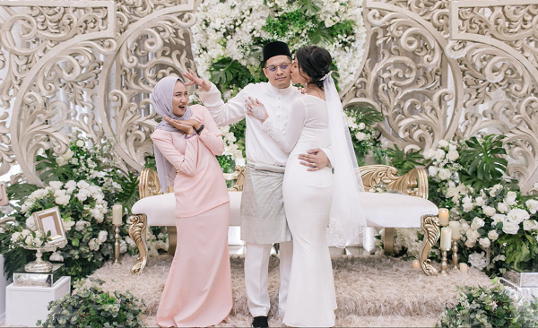 Chú rể gây sốc khi đưa hẳn người yêu cũ đến làm phù dâu cho vợ mình-2