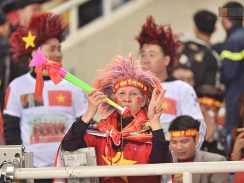 Xót xa người đàn bà nuôi 3 con nhỏ giữa nghĩa địa-4