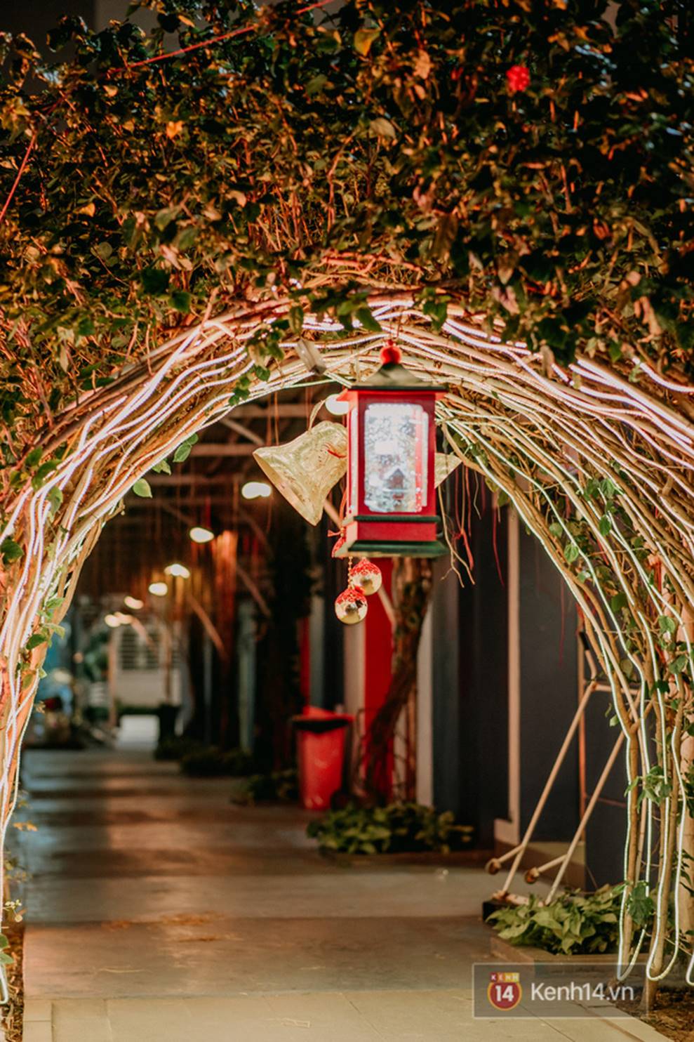 Trường ĐH con nhà giàu này là trường trang trí Noel đẹp nhất VN, có máy phun tuyết nhân tạo, tha hồ sống ảo-3