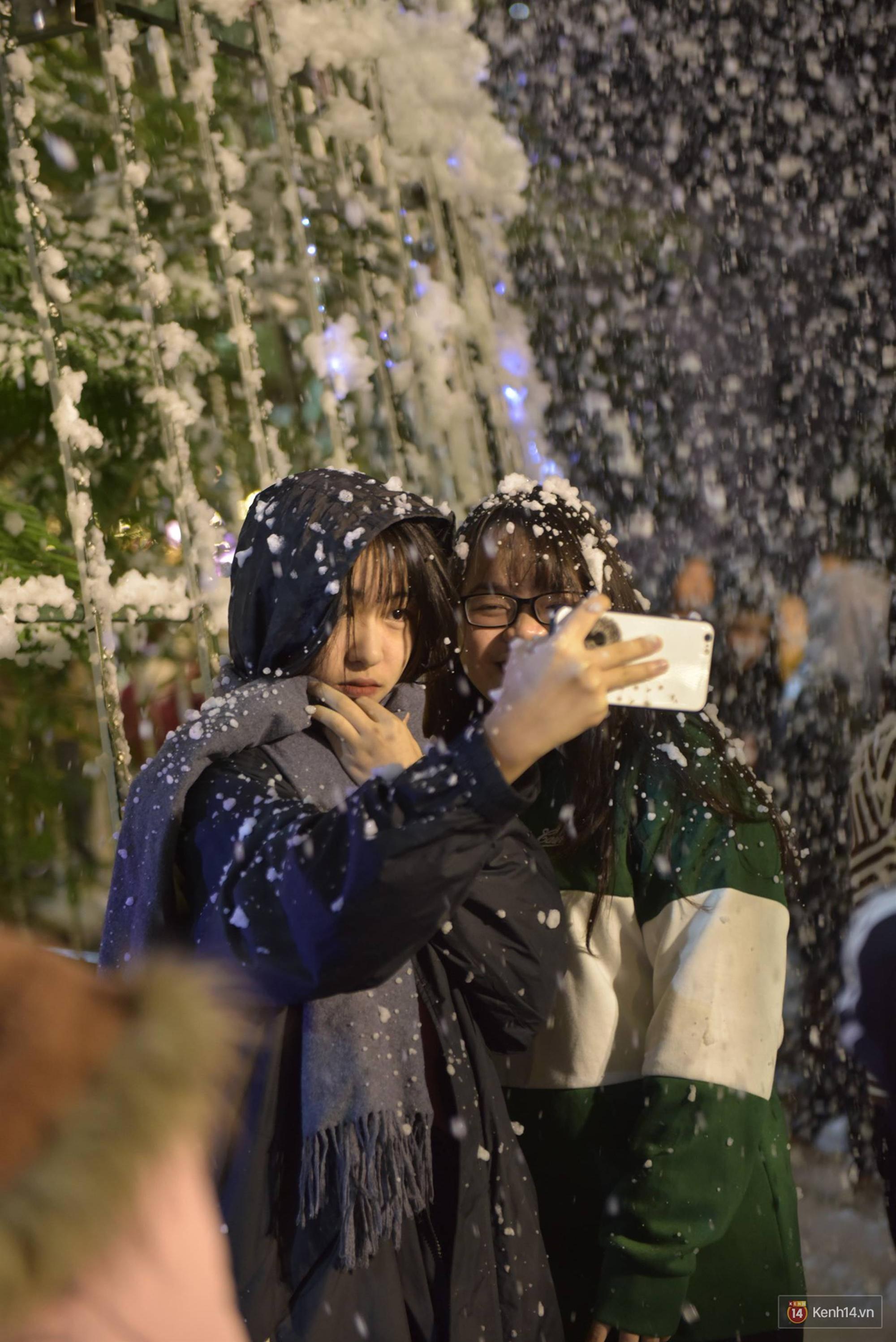 Trường ĐH con nhà giàu này là trường trang trí Noel đẹp nhất VN, có máy phun tuyết nhân tạo, tha hồ sống ảo-4