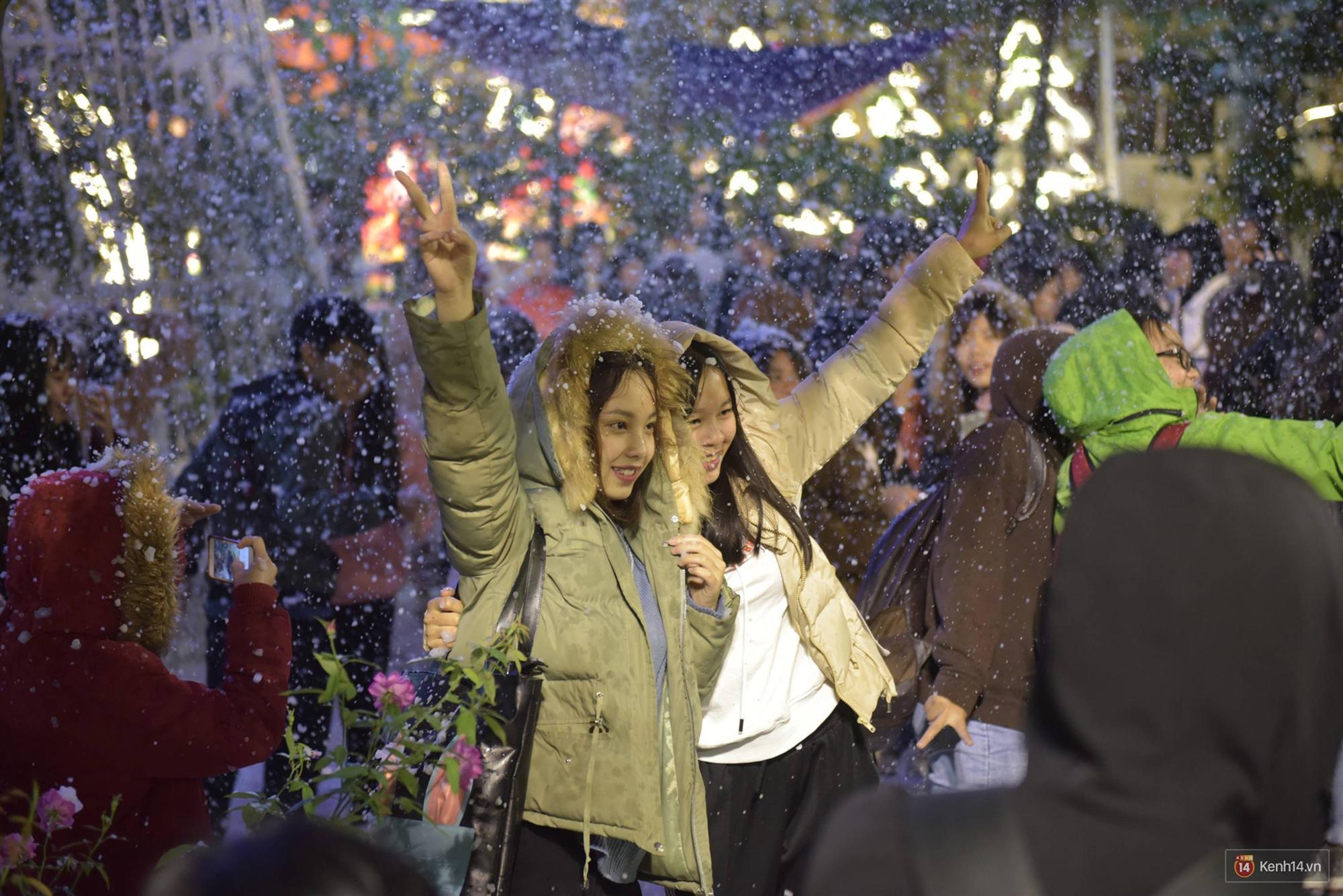 Trường ĐH con nhà giàu này là trường trang trí Noel đẹp nhất VN, có máy phun tuyết nhân tạo, tha hồ sống ảo-5