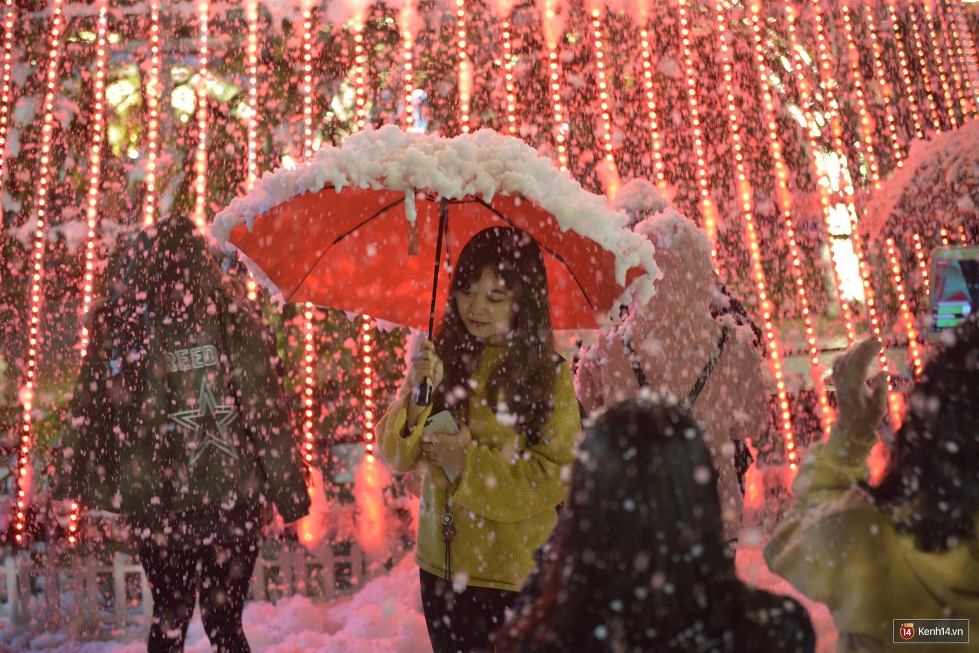 Trường ĐH con nhà giàu này là trường trang trí Noel đẹp nhất VN, có máy phun tuyết nhân tạo, tha hồ sống ảo-6