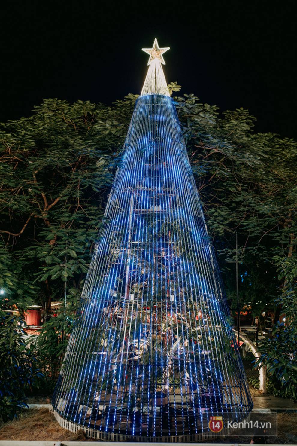 Trường ĐH con nhà giàu này là trường trang trí Noel đẹp nhất VN, có máy phun tuyết nhân tạo, tha hồ sống ảo-9