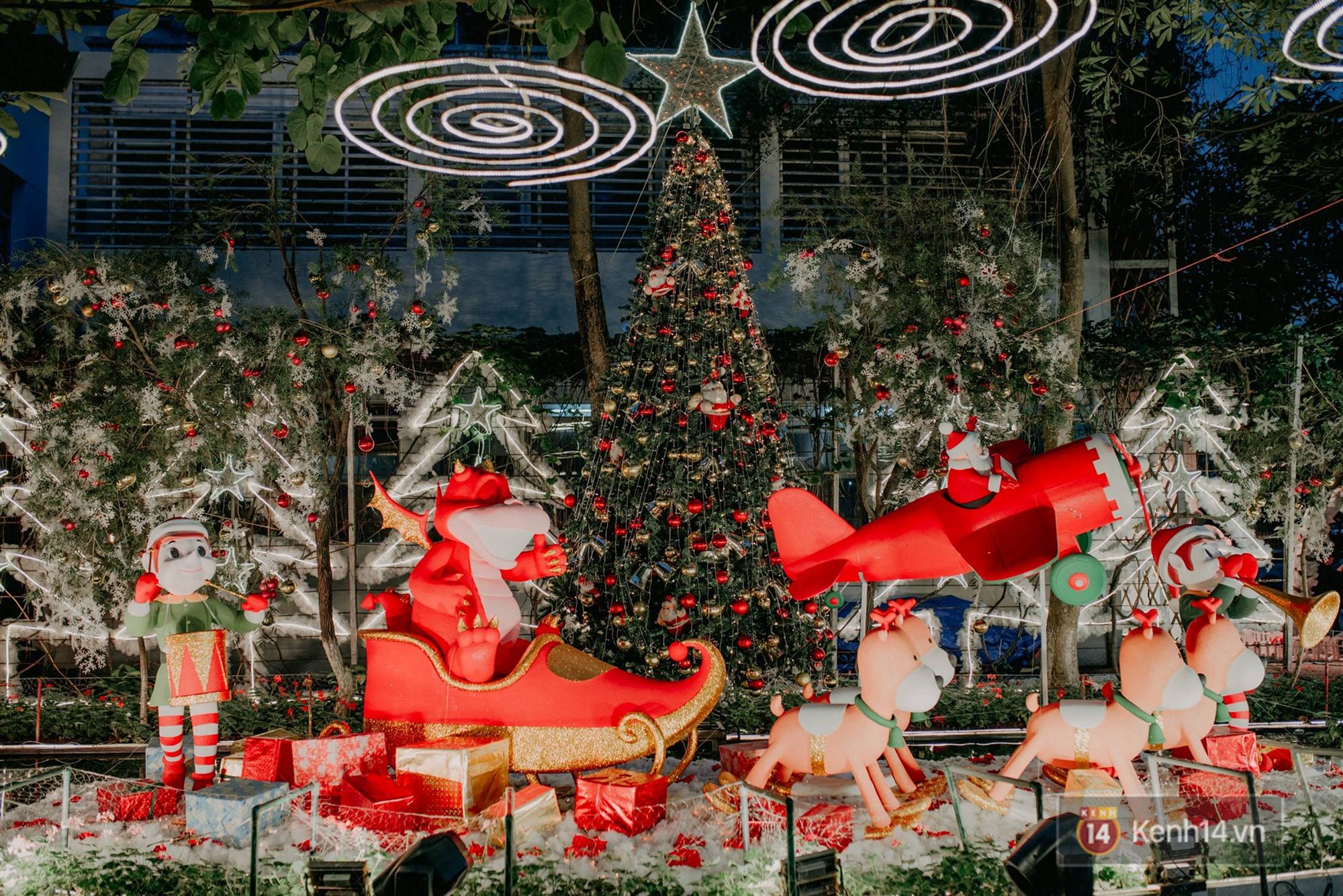 Trường ĐH con nhà giàu này là trường trang trí Noel đẹp nhất VN, có máy phun tuyết nhân tạo, tha hồ sống ảo-11