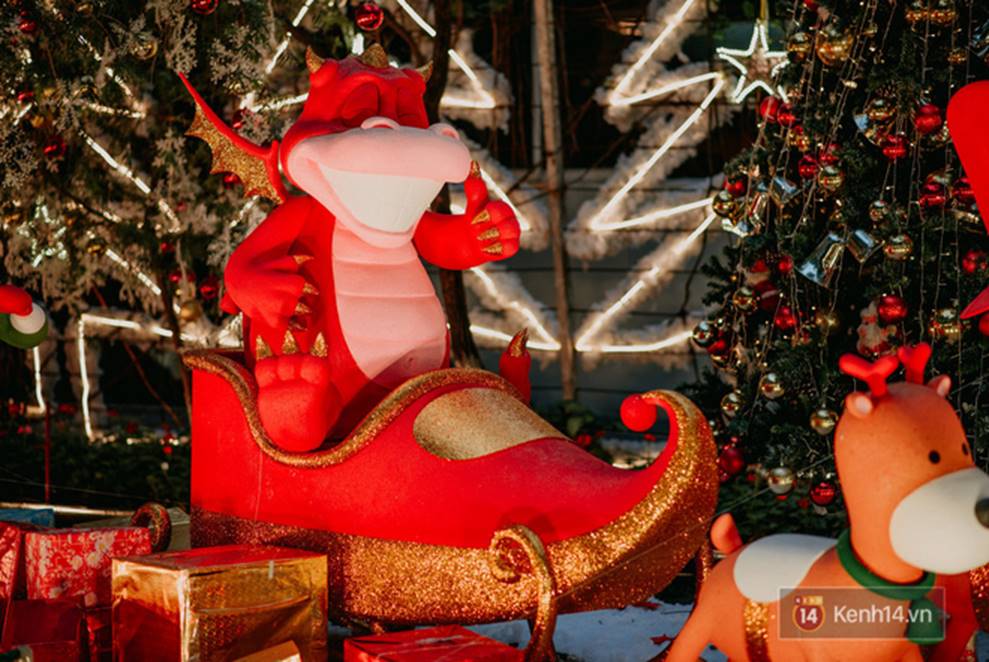 Trường ĐH con nhà giàu này là trường trang trí Noel đẹp nhất VN, có máy phun tuyết nhân tạo, tha hồ sống ảo-13