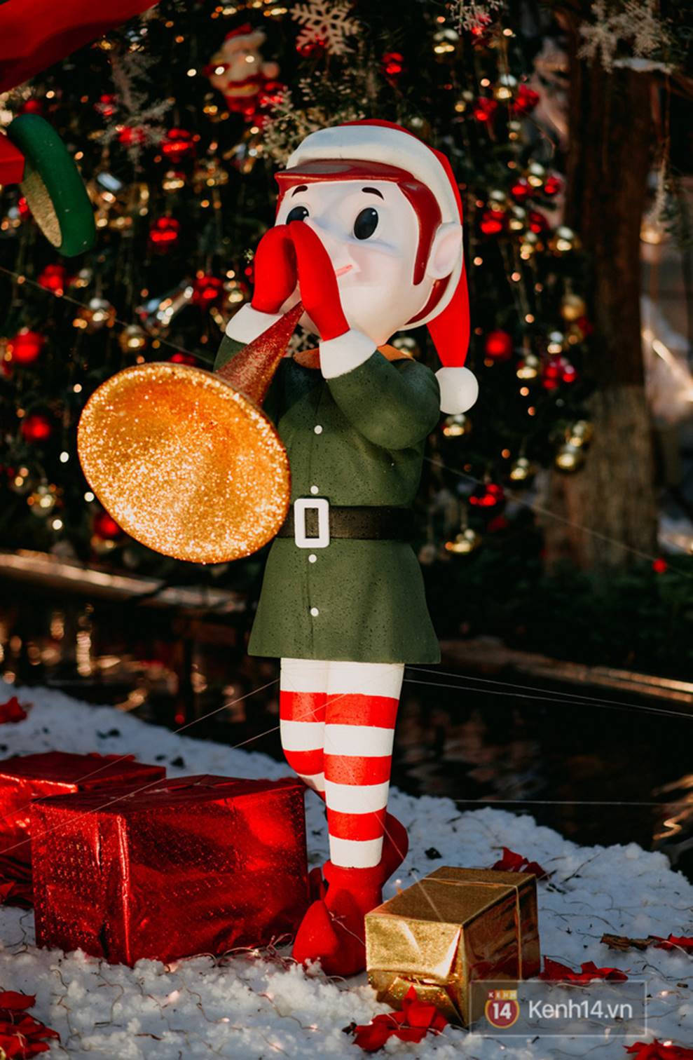 Trường ĐH con nhà giàu này là trường trang trí Noel đẹp nhất VN, có máy phun tuyết nhân tạo, tha hồ sống ảo-14