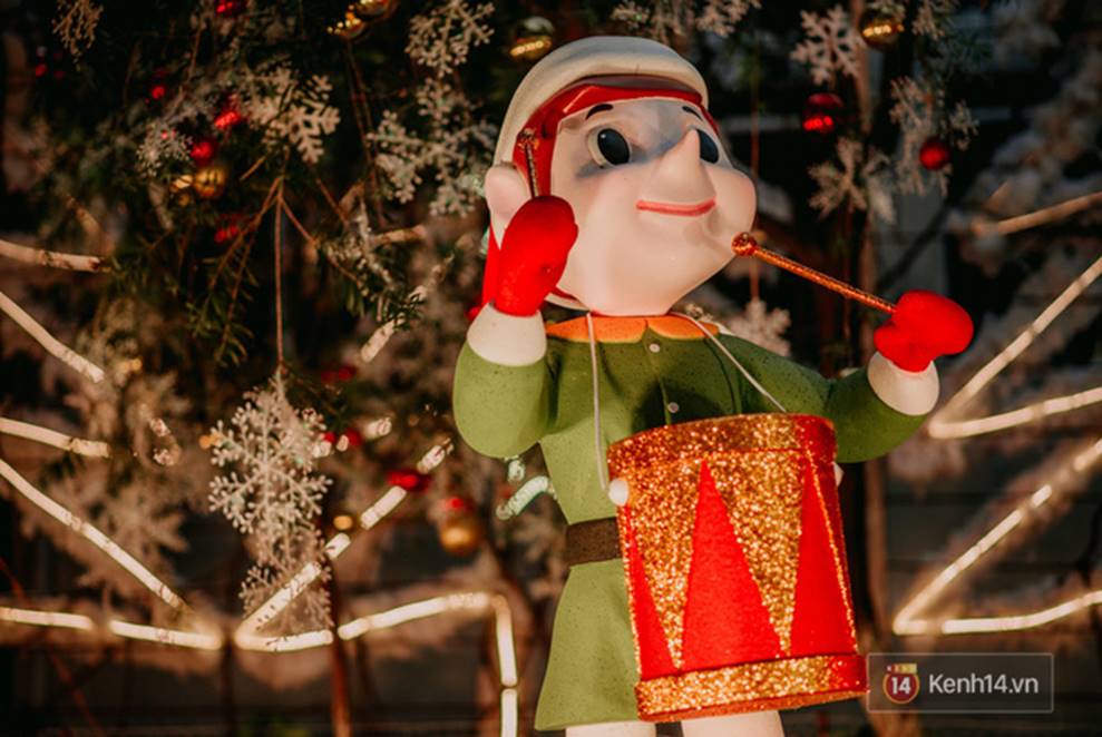 Trường ĐH con nhà giàu này là trường trang trí Noel đẹp nhất VN, có máy phun tuyết nhân tạo, tha hồ sống ảo-15