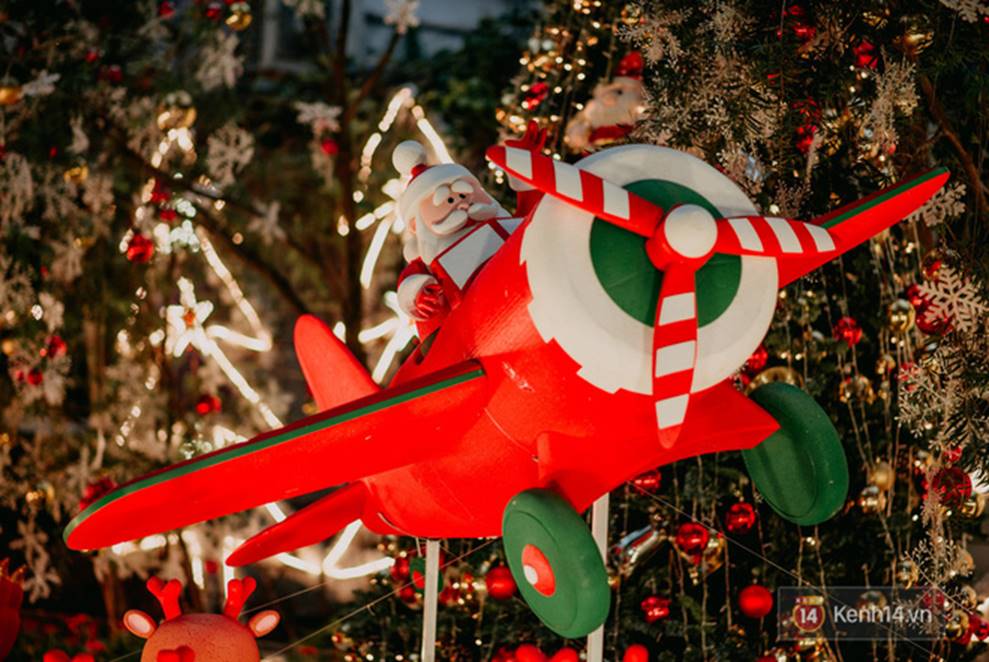 Trường ĐH con nhà giàu này là trường trang trí Noel đẹp nhất VN, có máy phun tuyết nhân tạo, tha hồ sống ảo-16