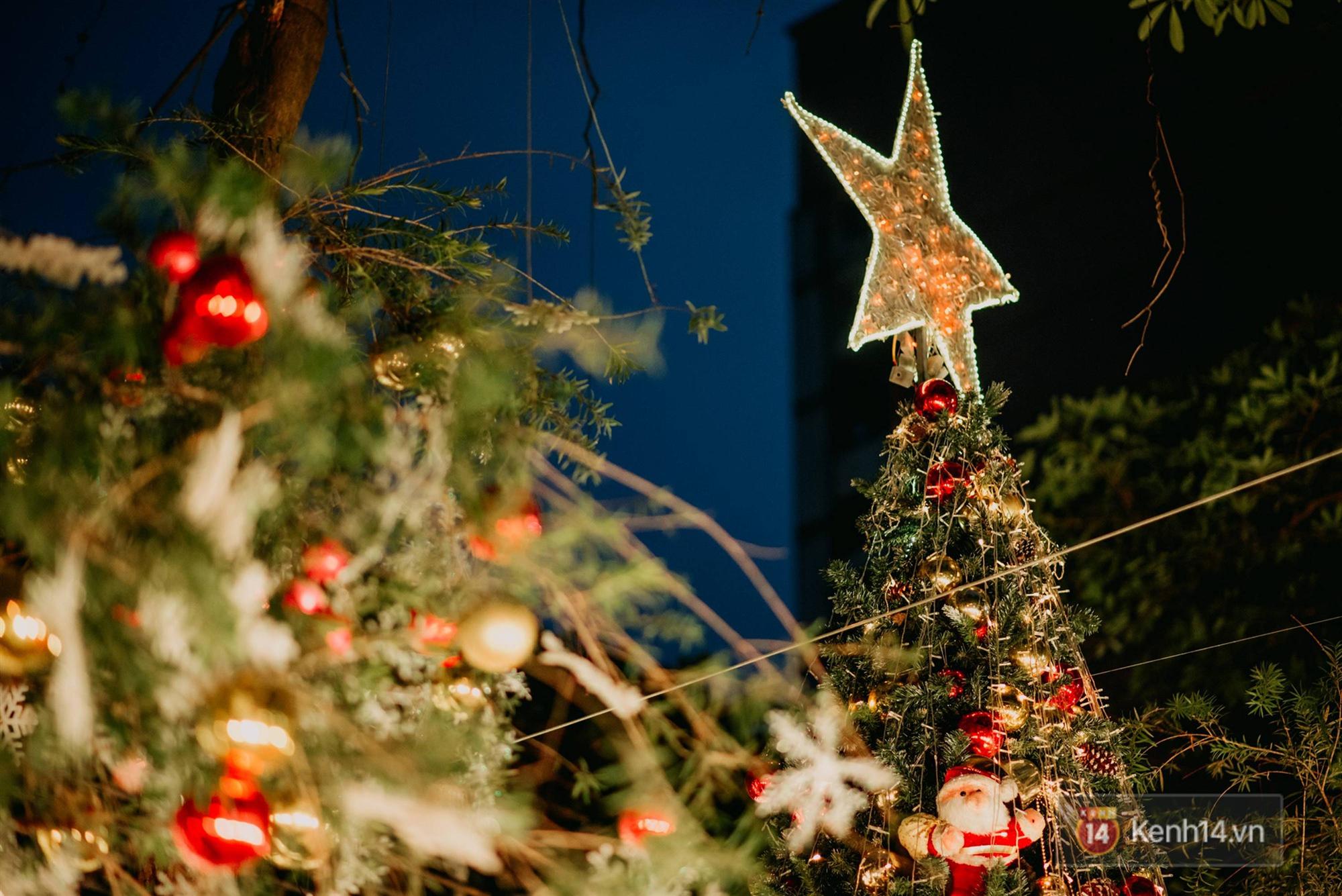 Trường ĐH con nhà giàu này là trường trang trí Noel đẹp nhất VN, có máy phun tuyết nhân tạo, tha hồ sống ảo-19