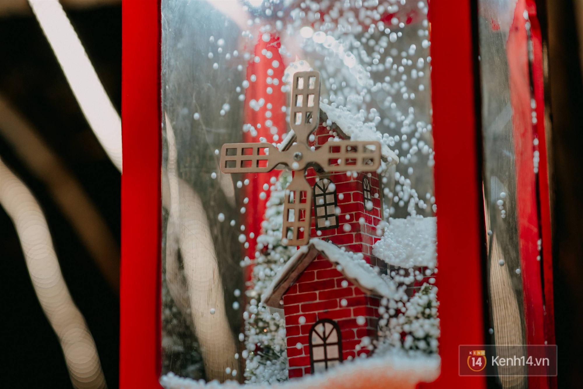 Trường ĐH con nhà giàu này là trường trang trí Noel đẹp nhất VN, có máy phun tuyết nhân tạo, tha hồ sống ảo-22