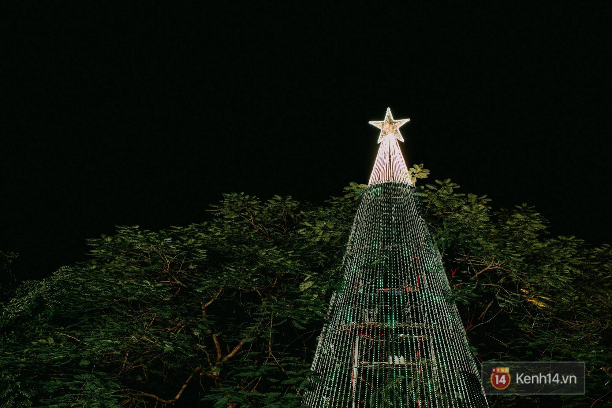 Trường ĐH con nhà giàu này là trường trang trí Noel đẹp nhất VN, có máy phun tuyết nhân tạo, tha hồ sống ảo-23