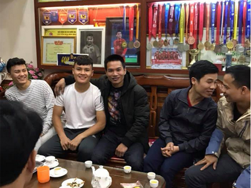 Cứ mỗi lần sút vào, Quang Hải lại làm ngay hành động này với Công Phượng khiến fan cười lăn lộn-7