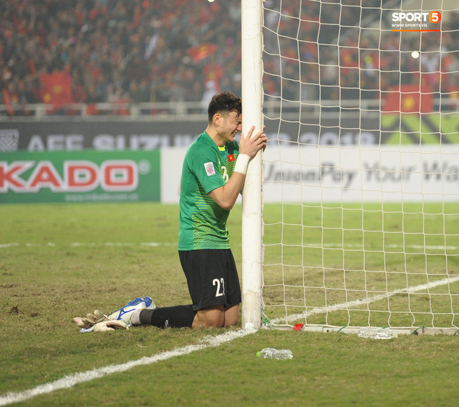 Bố của Lâm Tây tiết lộ lý do con trai ôm cột dọc khóc ngon lành khi vô địch AFF Cup 2018-1