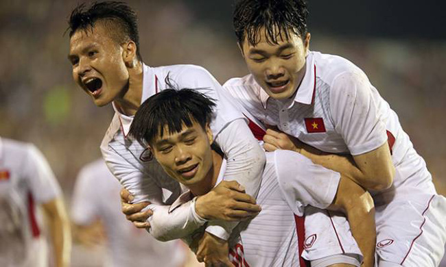 Cứ mỗi lần sút vào, Quang Hải lại làm ngay hành động này với Công Phượng khiến fan cười lăn lộn-4