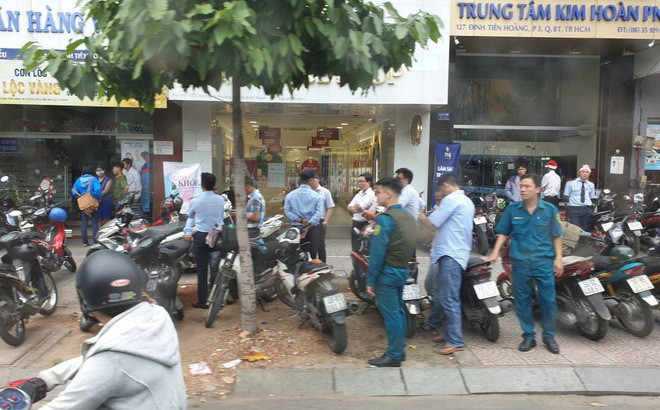 Vụ dùng súng cướp 1,5 tỷ đồng ngân hàng ở Sài Gòn: Nghi can đốt xe máy gây án-1