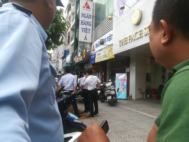 Vụ dùng súng cướp 1,5 tỷ đồng ngân hàng ở Sài Gòn: Nghi can đốt xe máy gây án-2