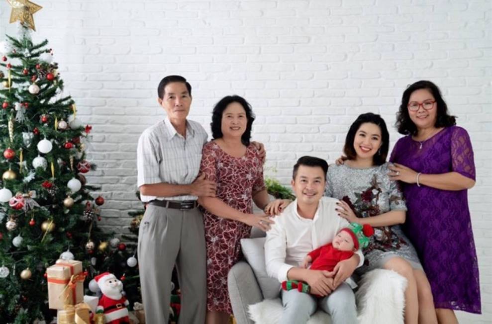 Vợ chồng Lê Khánh thực hiện bộ ảnh ý nghĩa trong lần đầu tiên con trai được đón Noel-4