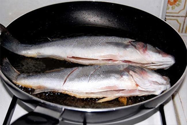 Bí quyết rán cá giòn tan, không bong da, bắn dầu nhờ bí kíp cực đơn giản này-1