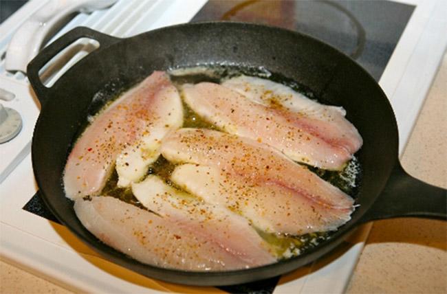 Bí quyết rán cá giòn tan, không bong da, bắn dầu nhờ bí kíp cực đơn giản này-2