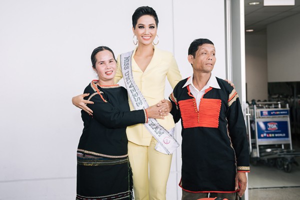 Phản ứng của bố mẹ HHen Niê khi chứng kiến con gái lọt Top 5 Miss Universe 2018-3